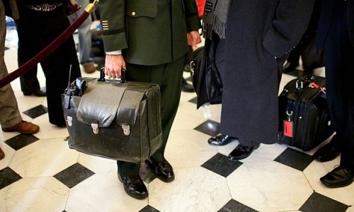 Đây chính là chiếc vali nguy hiểm và quan trọng nhất của nước Mỹ - Ảnh 1.