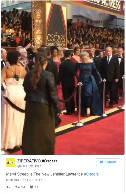 Hết Jennifer Lawrence, đến Meryl Streep suýt ngã nhào trên thảm đỏ Oscar 2017 - Ảnh 3.