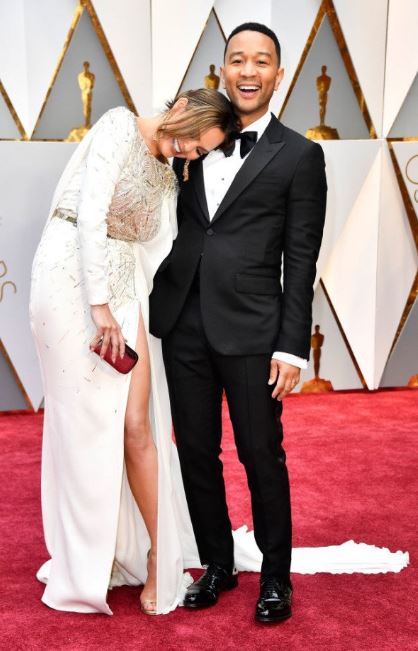 Ảnh hot: Mặc kệ thế giới nhiễu nhương v&igrave; Oscar, b&agrave; x&atilde; John Legend vẫn ngủ say b&ecirc;n vai chồng! - Ảnh 5.