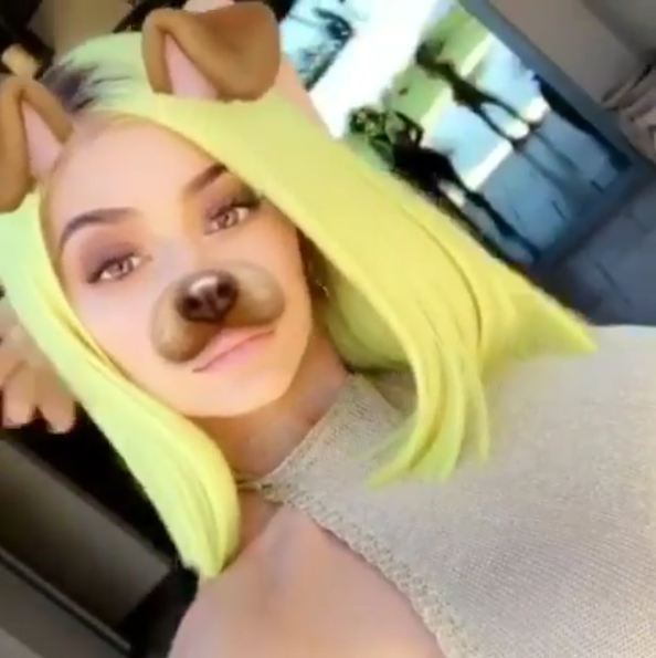 Coachella 2017: Kylie Jenner khoe tóc xanh như... bóng tennis, Kendall hở trọn cả vòng 3 - Ảnh 4.