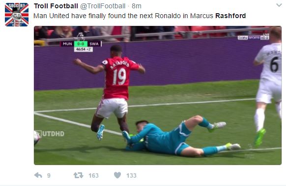 Ăn vạ kiếm penalty, Rashford bị dè bỉu trên mạng xã hội - Ảnh 7.