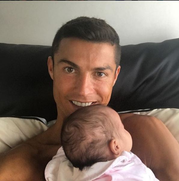 Bạn gái Ronaldo sẽ sinh con mà không có bố mẹ ruột bên cạnh - Ảnh 2.
