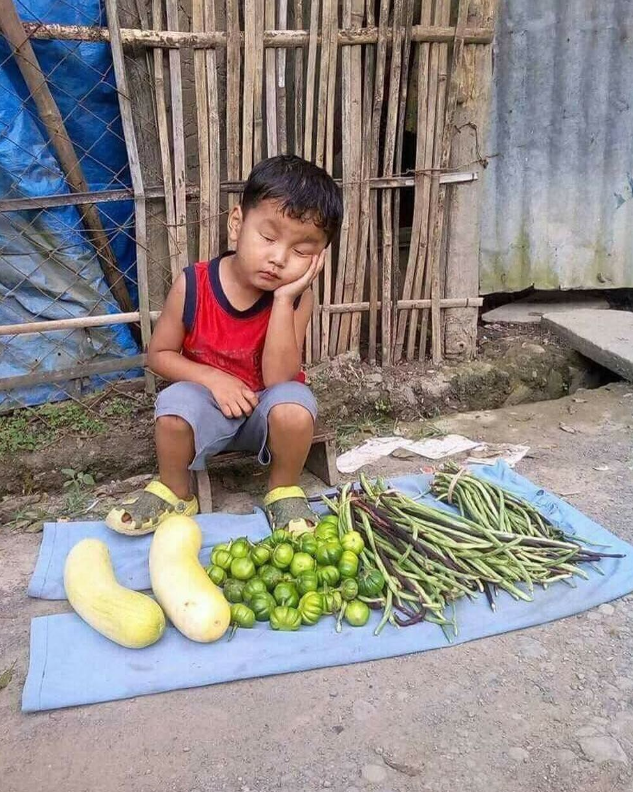 Cảm động khi nhìn thấy hình ảnh cậu bé đáng thương ngủ gật bên sạp bán rau, siêu sao Philippines kêu gọi giúp đỡ - Ảnh 1.