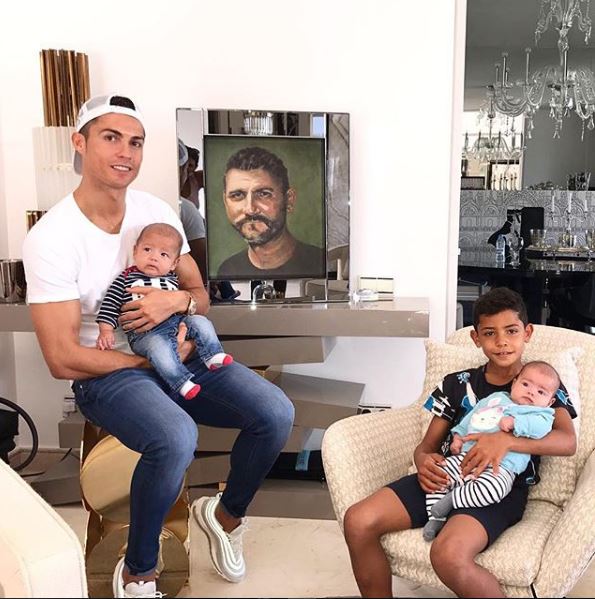 Ronaldo đăng ảnh tưởng nhớ người cha đã khuất vì chứng nghiện rượu - Ảnh 1.