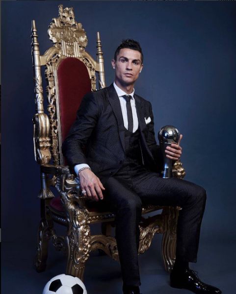 Ronaldo ngồi trên ngai vàng, khẳng định vị trí Vua bóng đá mới - Ảnh 1.