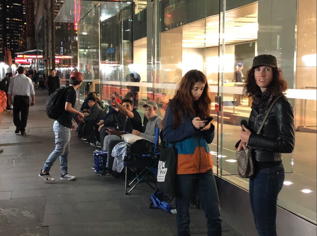 Mở bán iPhone X: Singapore và Úc la liệt người xếp hàng, thậm chí rao bán chỗ cho ai có nhu cầu - Ảnh 13. Mở bán iPhone X: Singapore và Úc la liệt người xếp hàng, thậm chí rao bán chỗ cho ai có nhu cầu - Ảnh 13.