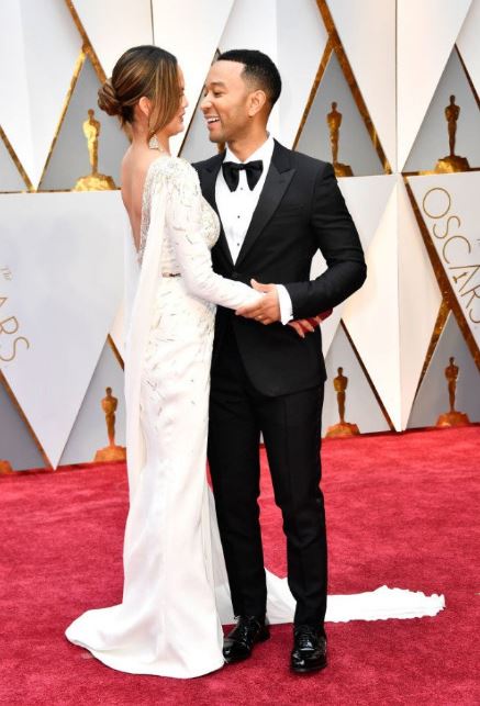 Ảnh hot: Mặc kệ thế giới nhiễu nhương v&igrave; Oscar, b&agrave; x&atilde; John Legend vẫn ngủ say b&ecirc;n vai chồng! - Ảnh 6.