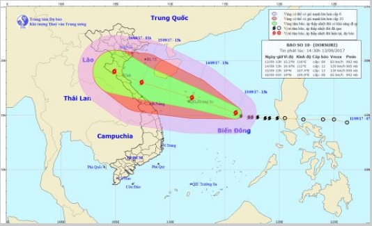 Cơn bão mạnh nhất nhiều năm qua đổ bộ, miền Trung mưa to, đề phòng ngập lụt - Ảnh 1.