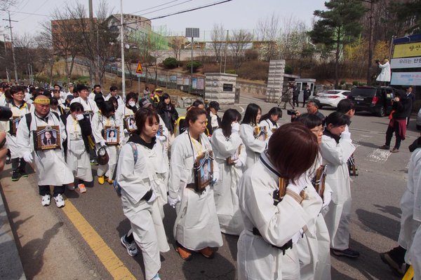 Bức ảnh tập thể lớp của các học sinh Hàn Quốc sau thảm kịch chìm phà Sewol khiến nhiều người rơi nước mắt - Ảnh 1.