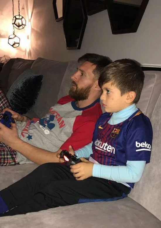 Messi chơi game FIFA 18, đọc sách cho cậu cả Thiago - Ảnh 2.