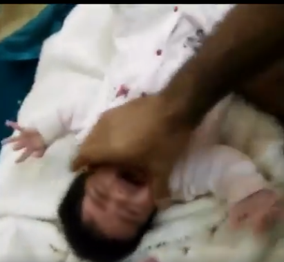 Clip: Người đàn ông dùng cánh tay thô bạo dỗ đứa bé khóc, khiến cư dân mạng đứng ngồi không yên - Ảnh 1. Clip: Người đàn ông dùng cánh tay thô bạo dỗ đứa bé khóc, khiến cư dân mạng đứng ngồi không yên - Ảnh 1.