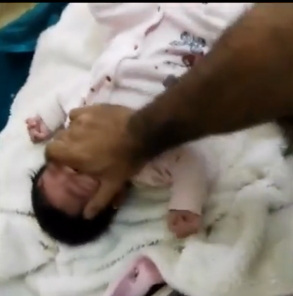 Clip: Người đàn ông dùng cánh tay thô bạo dỗ đứa bé khóc, khiến cư dân mạng đứng ngồi không yên - Ảnh 2. Clip: Người đàn ông dùng cánh tay thô bạo dỗ đứa bé khóc, khiến cư dân mạng đứng ngồi không yên - Ảnh 2.