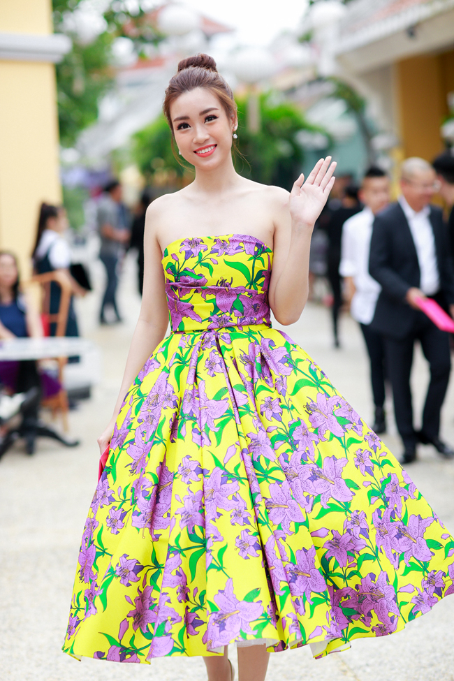 Hoa hậu Mỹ Linh lênh khênh với giày 20cm đến thảm đỏ show thời trang - Ảnh 2.