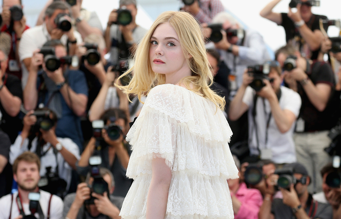 Tiên nữ giáng trần là câu miêu tả chính xác Elle Fanning tại LHP Cannes các năm! - Ảnh 2.