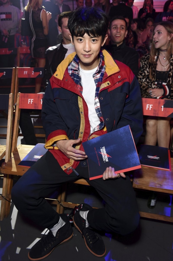 Hết thảo mai với Sehun, giờ Vogue lại khen lấy khen để Chanyeol (EXO) khi dự show Tommy Hilfiger - Ảnh 2.