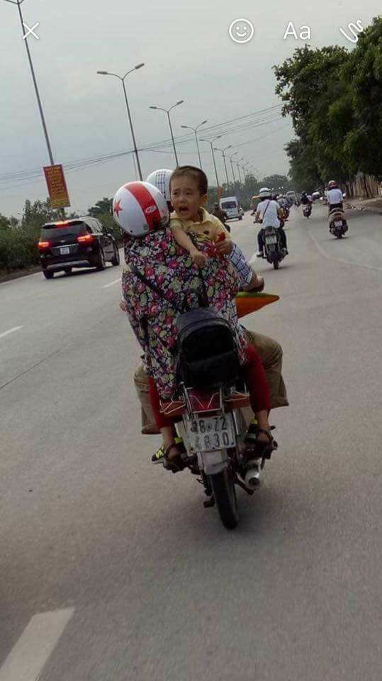 Anh bé trai mất tích ở Quảng Bình nói về bức ảnh em bé khóc trên xe máy: 80% đó là em tôi! - Ảnh 1.