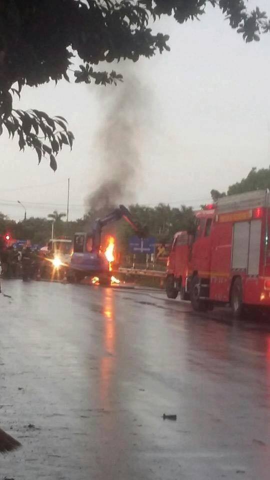 Sự thật xe tải bị sét đánh cháy dữ dội trên đường ở Hưng Yên - Ảnh 2.