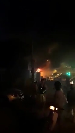 Hà Nội: Đang cháy lớn tại xưởng chứa điều hòa tại Tam Trinh, ngọn lửa bốc cao dữ dội - Ảnh 1.