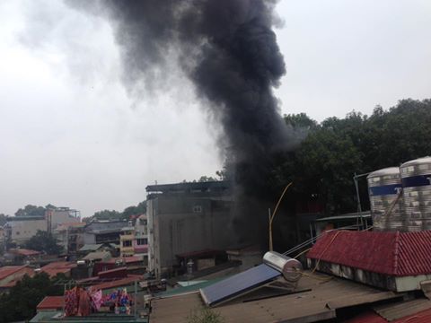 Hà Nội: Đang cháy lớn trên đường Đê La Thành cột khói đen bốc cao hàng chục mét - Ảnh 2.