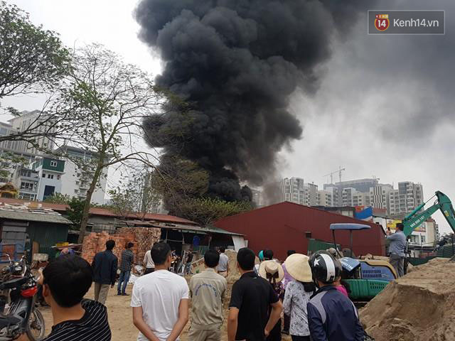 Hà Nội: Cháy lớn tại kho hàng cạnh khu đô thị mới Yên Hòa, khói đen bốc cao hàng chục mét - Ảnh 2.