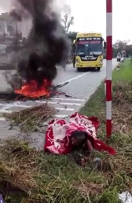 Th&aacute;i B&igrave;nh: Va chạm với xe kh&aacute;ch, người phụ nữ c&ugrave;ng chiếc xe m&aacute;y bốc ch&aacute;y dữ dội tr&ecirc;n đường - Ảnh 2.