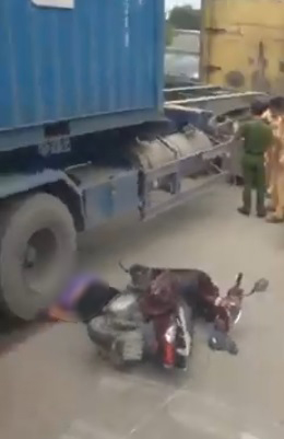 Hưng Yên: Bị bánh xe tải chèn qua, người phụ nữ đi xe máy tử vong tại chỗ - Ảnh 2.