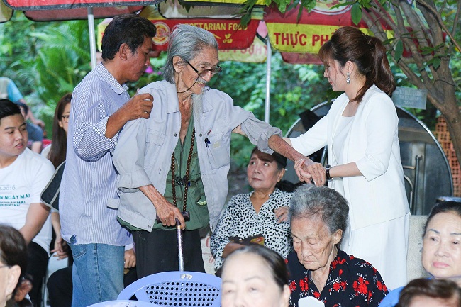 An Nguy, Trấn Thành không kìm được nước mắt trong buổi chúc tết các nghệ sĩ già - Ảnh 7.