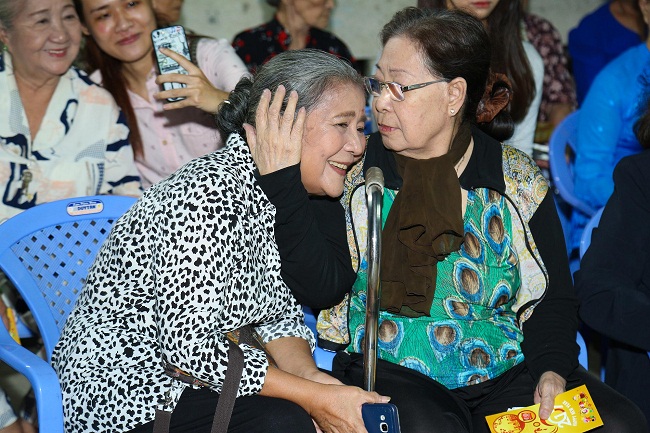 An Nguy, Trấn Thành không kìm được nước mắt trong buổi chúc tết các nghệ sĩ già - Ảnh 4.