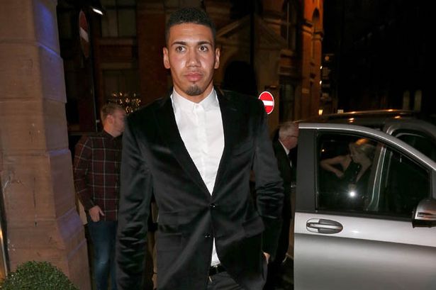 Arsenal lôi kéo Smalling - Ảnh 1.