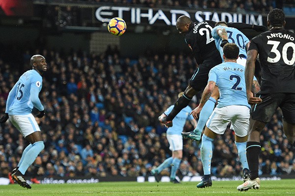 Derby Manchester: Mourinho, Guardiola, và sự va đập dữ dội của hai phong cách - Ảnh 3.