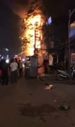 Hải Phòng: Cháy lớn tại một cửa hàng trên phố, lửa bốc cao ngùn ngụt - Ảnh 2.