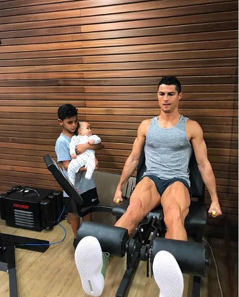 10 bức ảnh nhận bão LIKE trên Instagram của Ronaldo - Ảnh 8.