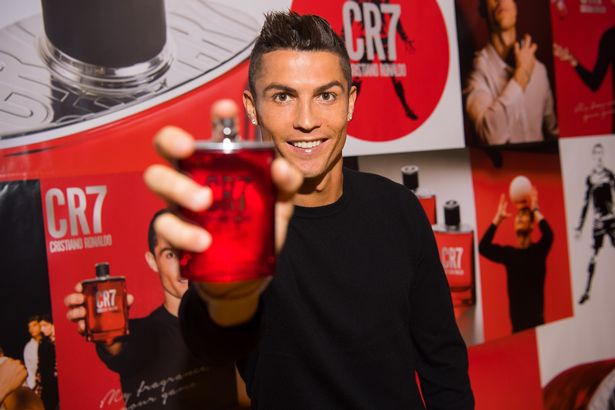 Ronaldo l&agrave;m DJ, quẩy tưng bừng trong ng&agrave;y ra mắt nước hoa CR7 - Ảnh 2.