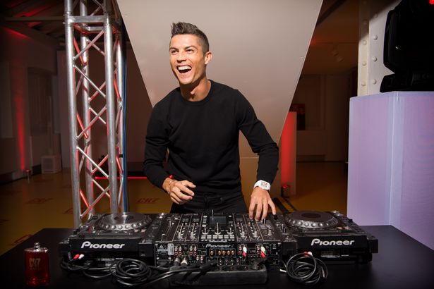 Ronaldo làm DJ, quẩy tưng bừng trong ngày ra mắt nước hoa CR7 - Ảnh 3.