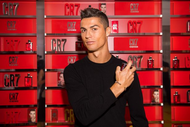 Ronaldo l&agrave;m DJ, quẩy tưng bừng trong ng&agrave;y ra mắt nước hoa CR7 - Ảnh 4.