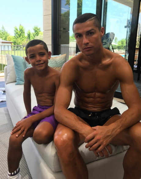 Ronaldo hạnh phúc khoe cặp song sinh một trai một gái - Ảnh 2.