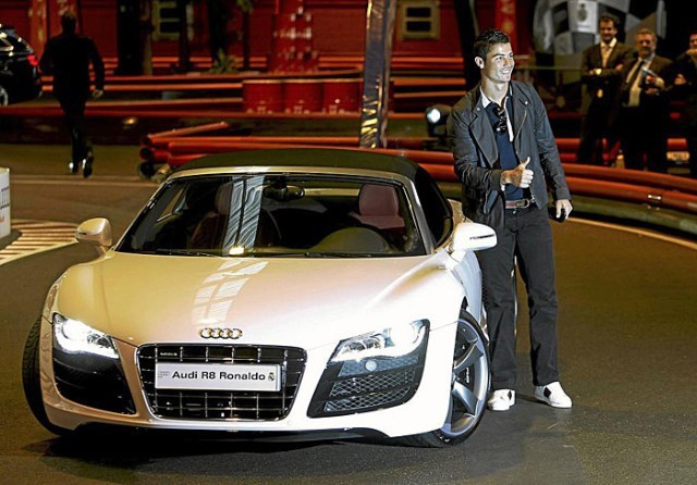 Ronaldo khoe xe sang Audi 4,5 tỷ đồng mới được tặng - Ảnh 15.