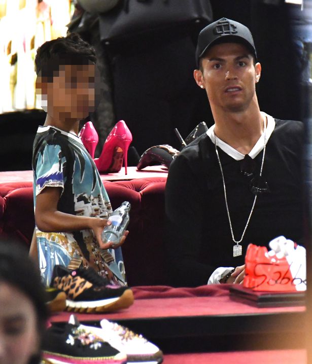 Ronaldo ăn mặc sành điệu đưa bạn gái và con trai đi mua sắm - Ảnh 3.
