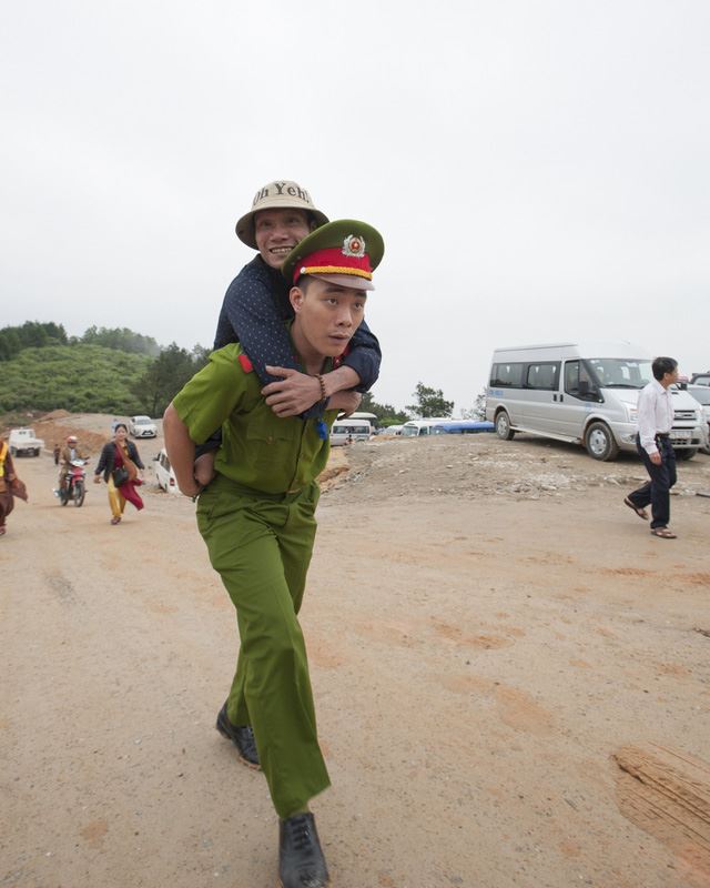 Hình ảnh đẹp: Chiến sỹ cảnh sát cõng người đàn ông cụt 2 chân lên sân chùa trên núi - Ảnh 2.