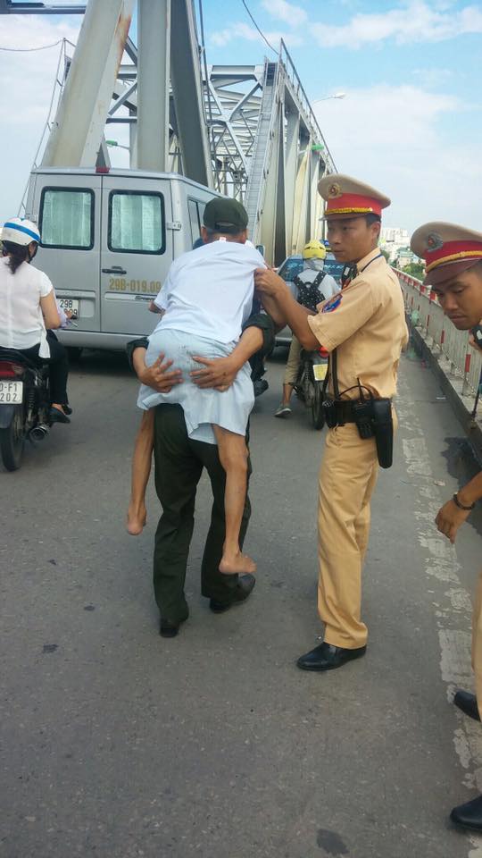 Hà Nội: Chán sống, cụ ông 84 tuổi bắt taxi lên cầu Chương Dương định nhảy xuống sông Hồng tự tử - Ảnh 2.