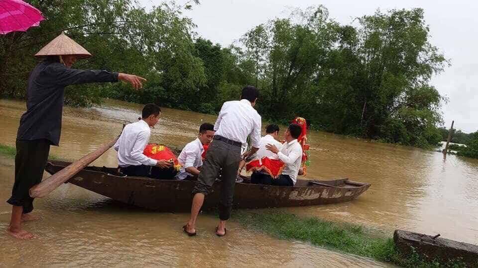 Chàng trai Hà Tĩnh chèo thuyền vượt lũ mang sính lễ đi hỏi vợ - Ảnh 1.