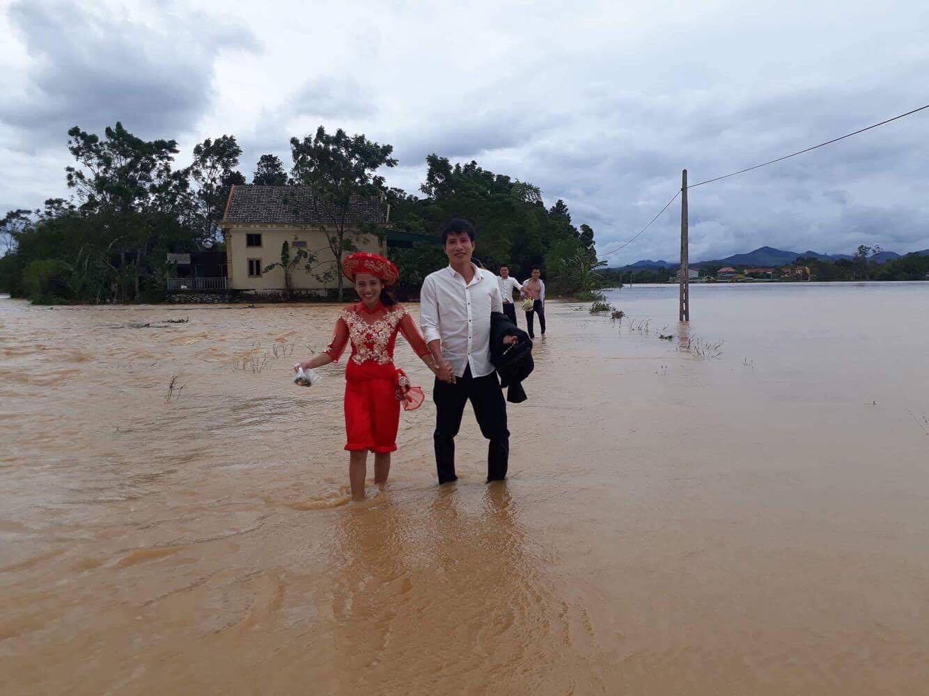 Chàng trai Hà Tĩnh chèo thuyền vượt lũ mang sính lễ đi hỏi vợ - Ảnh 2.