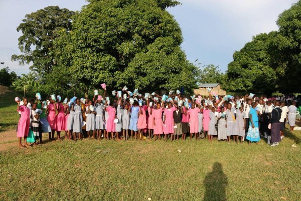 Kh&ocirc;ng c&oacute; tiền mua băng vệ sinh, nhiều b&eacute; g&aacute;i phải bỏ học hay ở nh&agrave; lấy chồng sớm - Ảnh 1.