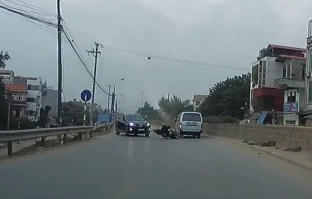 Clip: Thi xem xe n&agrave;o khỏe hơn với &ocirc; t&ocirc;, thanh ni&ecirc;n đi xe m&aacute;y bị h&uacute;c văng ra giữa đường - Ảnh 2.