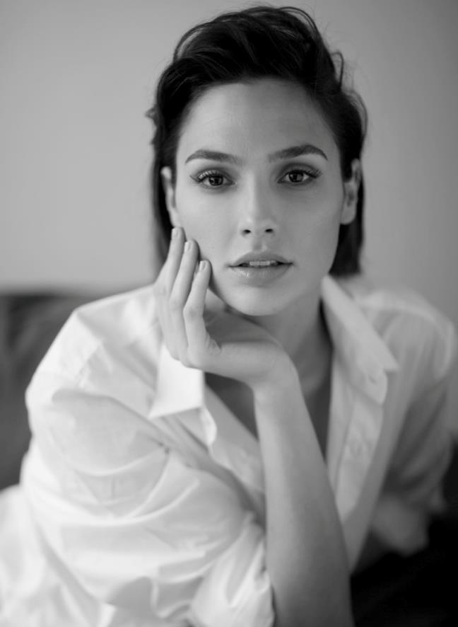 Fan h&acirc;m mộ xu&yacute;t xoa trước vẻ đẹp chim sa c&aacute; lặn của &ldquo;Wonder Woman&rdquo; Gal Gadot - Ảnh 4.