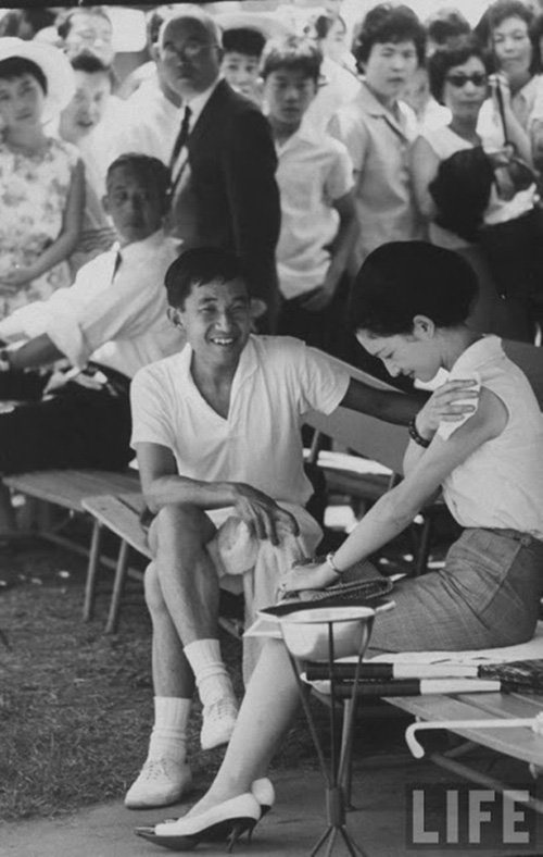 60 năm trước, thái tử Nhật Akihito bất chấp quy tắc hoàng gia để kết hôn với cô gái thường dân từng thắng ông trên sân tennis - Ảnh 3.