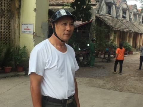 Nh&acirc;n chứng h&atilde;i h&ugrave;ng kể lại ph&uacute;t nam thanh ni&ecirc;n cầm s&uacute;ng khống chế nữ nh&acirc;n vi&ecirc;n hộ l&yacute; l&agrave;m con tin - Ảnh 3.