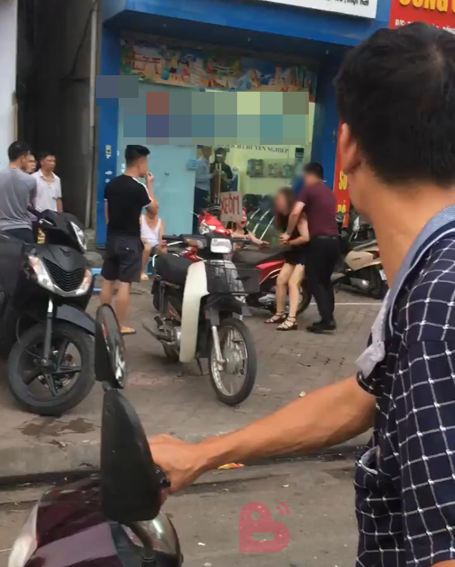 H&agrave; Nội: Mặc con g&aacute;i g&agrave;o kh&oacute;c, người đ&agrave;n &ocirc;ng vẫn đấm li&ecirc;n tiếp v&agrave;o mặt vợ đến chảy m&aacute;u tr&ecirc;n phố X&atilde; Đ&agrave;n - Ảnh 2.