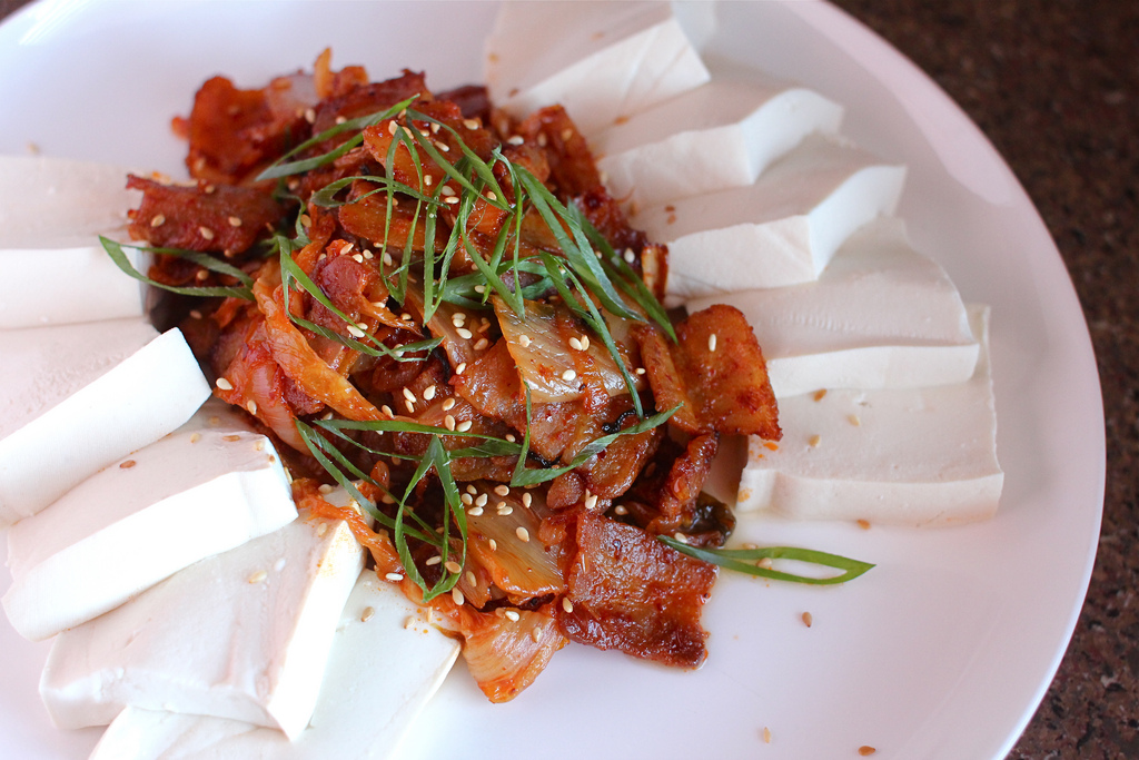 Đậu phụ hấp sẽ trở n&ecirc;n ngon bất bại nếu đi c&ugrave;ng m&oacute;n sốt kim chi n&agrave;y - Ảnh 10.