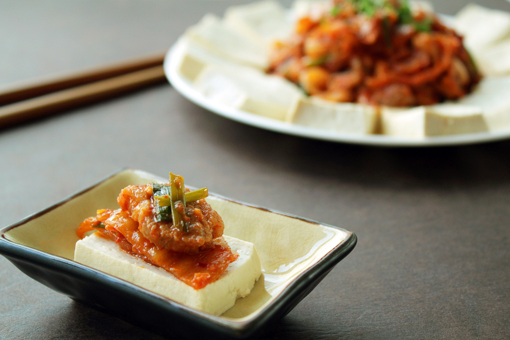 Đậu phụ hấp sẽ trở n&ecirc;n ngon bất bại nếu đi c&ugrave;ng m&oacute;n sốt kim chi n&agrave;y - Ảnh 9.